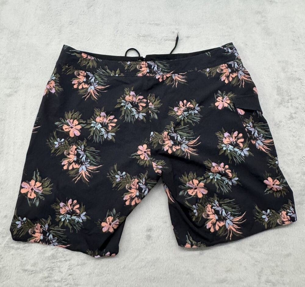 Volcom Men's Floral Black Pink Board Shorts Used Men’s 40 Surf Beach Swim Hawaii